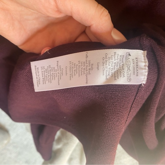 EVERLANE 100% Cashmere Burgundy V-Neck Sweater Pullover - Picture 6 of 6